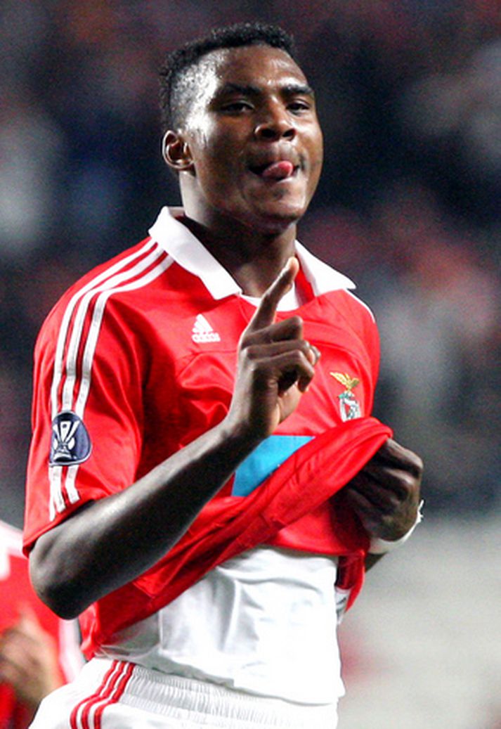 Ariza Makukula fagnar marki í leik með Benfica.