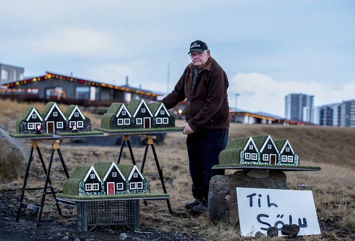 Jón Karlsson Burstabæir Jóns Karlssonar hafa vakið verskuldaða athygli vegfarenda í Salahverfinu. FRÉTTABLAÐIÐ/vILHELM