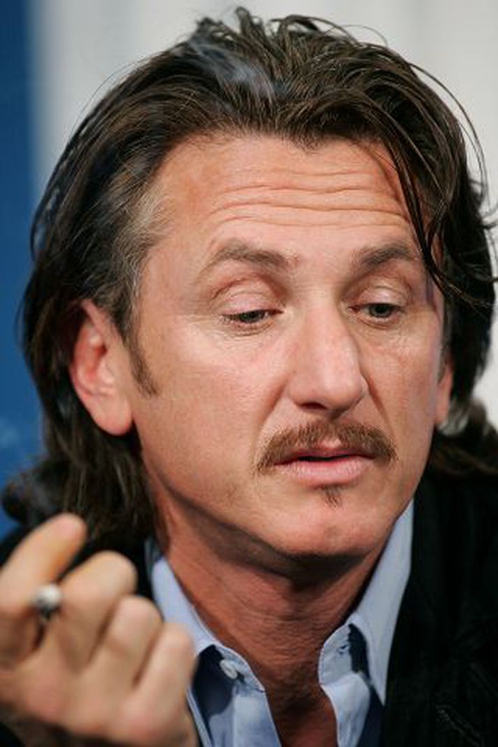 Leikarinn Sean Penn heldur á sígarettu á blaðamannafundinum í Toronto.