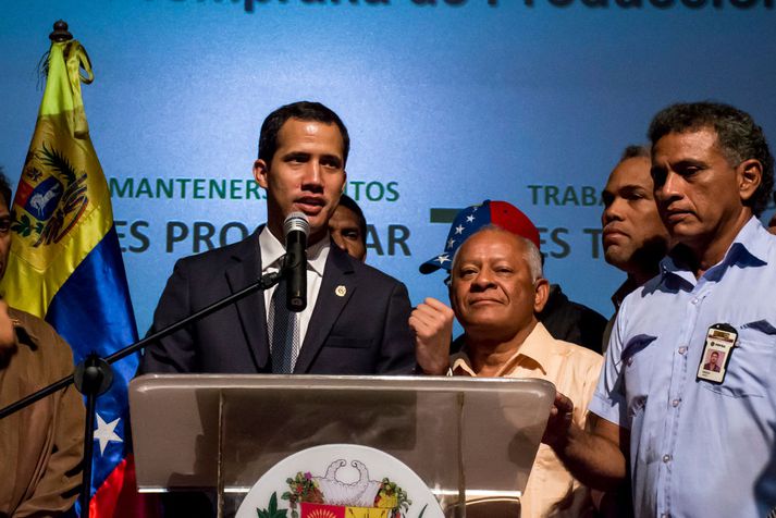 Guaidó kallar sig réttkjörinn forseta landsins og berst nú fyrir því að Nicolas Maduro forseti hverfi frá völdum.