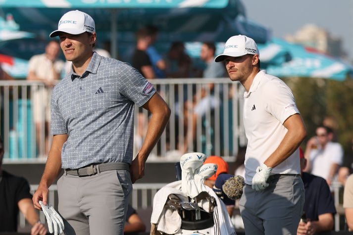 Dönsku tvíburarnir Rasmus Hojgaard og Nicolai Hojgaard á golfvellinum.