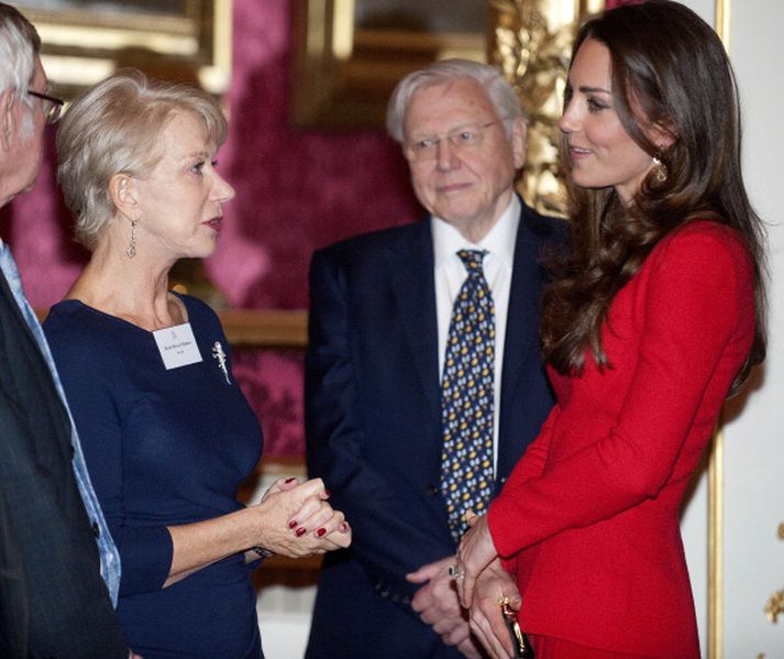 Hér ræðast Helen Mirren og Kate Middleton við.