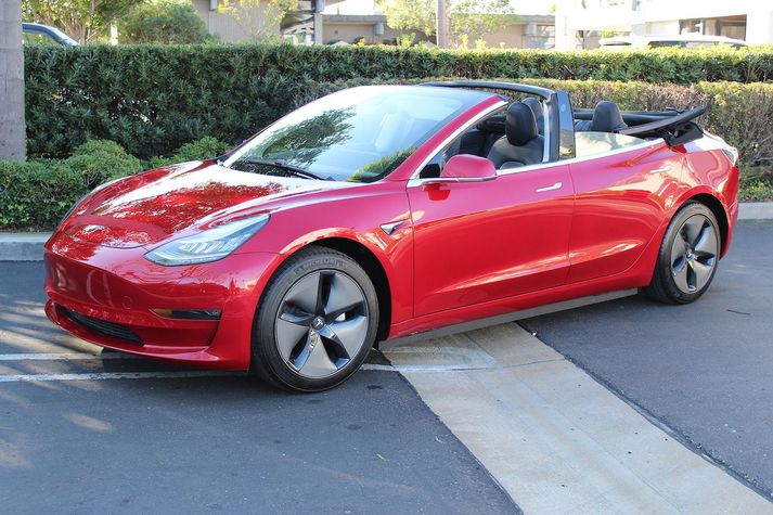 Blæju Tesla Model 3