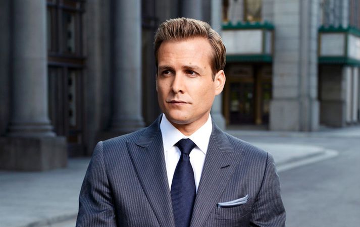 Gabriel Macht leikur lögfræðinginn Harvey Specter sem er harðsvírað kvennagull. Leikarinn er aftur á móti hér á landi í fríi ásamt fjölskyldu sinni.