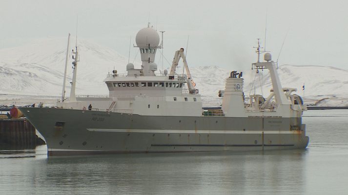 Hafrannsóknaskipið Árni Friðriksson er notað í leitinni.