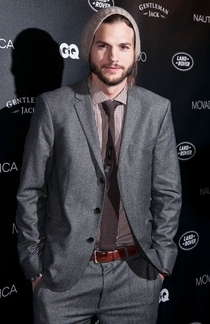 Ashton Kutcher hefur grátbeðið Demi Moore um skilnað nú eftir að hann tók saman við leikkonuna Milu Kunis.