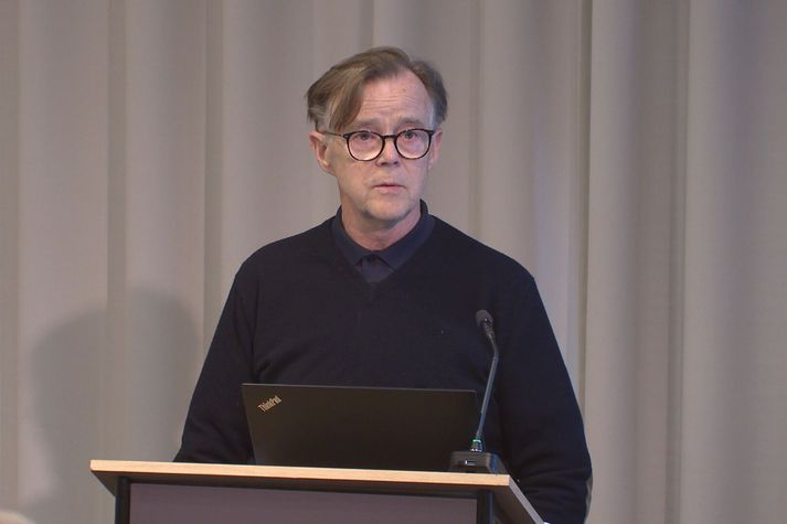 Karl Alvarsson á fundi Flugmálafélags Íslands. Hann er formaður fagráðs um flugmál og fyrrverandi yfirlögfræðingur Isavia.