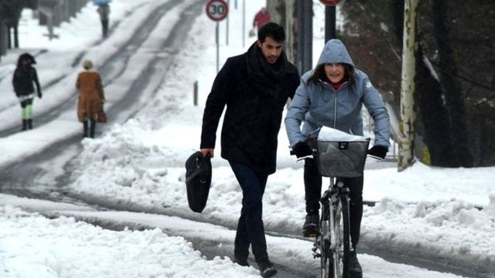 Snjókoman stöðvaði ekki þennan hjólreiðamann í Montpellier.