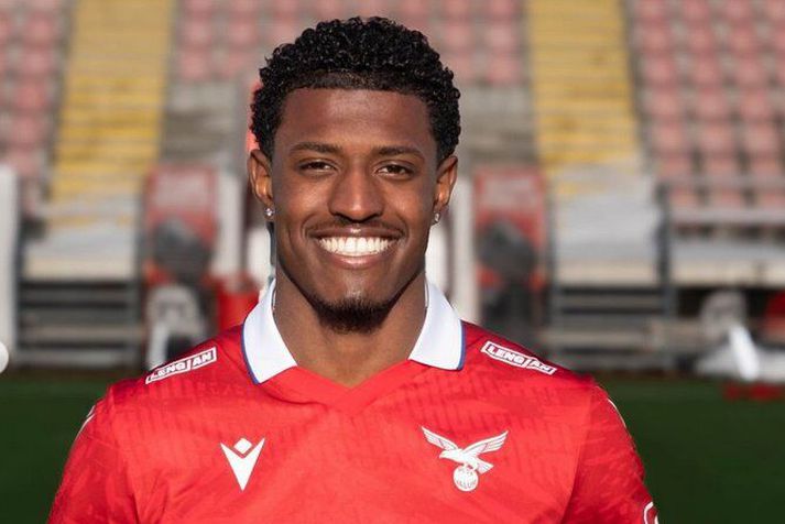 Myles Veldman er himinlifandi með að vera kominn í Valsbúninginn eins og sést á þessari mynd. 