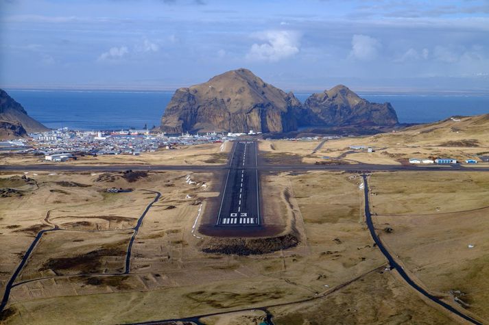 Frá Vestmannaeyjum. Samningurinn felur í sér að flogið verði þrjá daga í viku milli Eyja og Reykjavíkur.