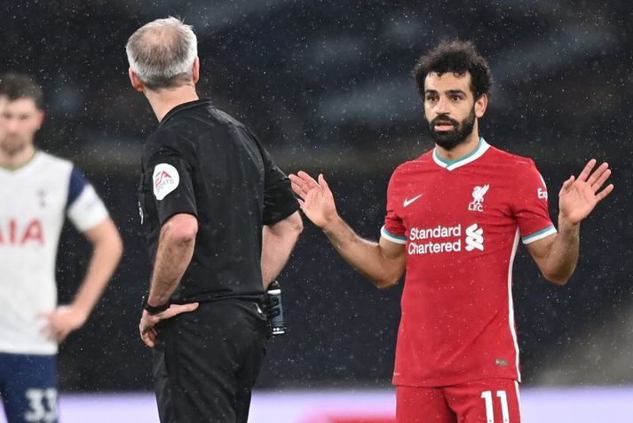 Mohamed Salah heldur fram sakleysi sínu við Martin Atkinson dómara en Liverpool menn eru þeir prúðustu í ensku úrvalsdeildinni.