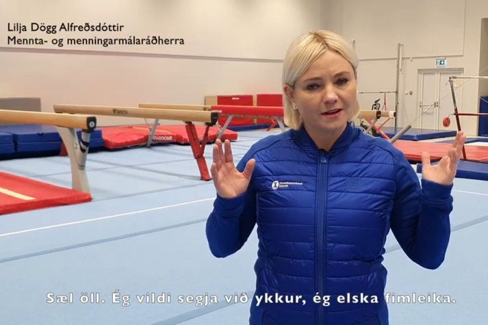 Lilja Alfreðsdóttir, Mennta- og menningarmálaráðherra, hvetur unga íþróttafólkið áfram í myndbandinu.