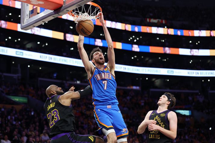 Chet Holmgren treður boltanum án þess að LeBron James eða Austin Reaves komi vörnum við.