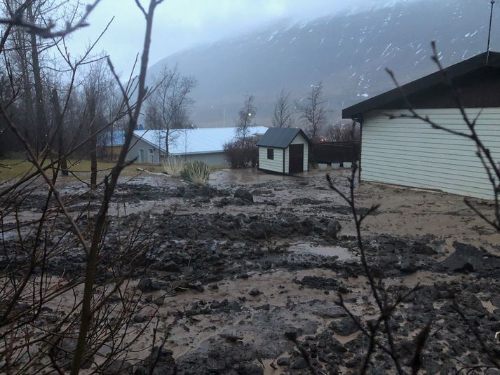 Þessa mynd tók Davíð Kristinsson, varaformaður Björgunarsveitarinnar Ísólfs, og sýnir hún hvar aurskriða hefur fallið á hús.