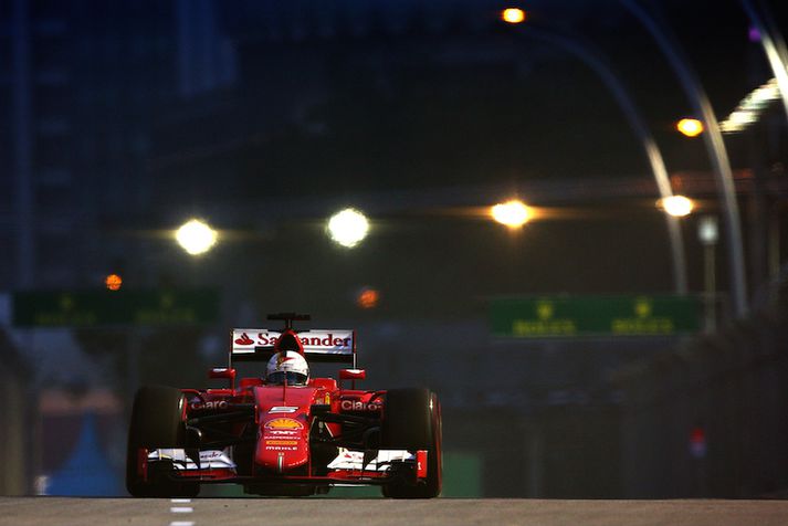 Sebastian Vettel náði ógnar hröðum hring og ráspól undir flóðljósunum.