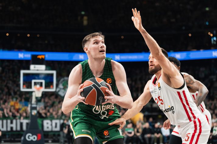 Ąžuolas Tubelis er einn af þremur leikmönnum Kaunas Zalgiris sem fær að taka þátt í leik dagsins.   
