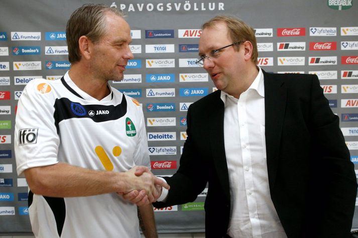 Gunnleifur Gunnleifsson og Einar Kristján Jónsson handsala samninginn.