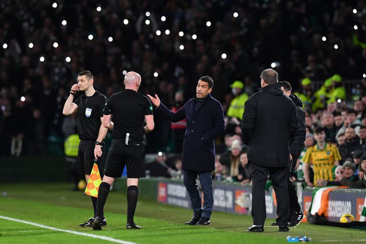 Giovanni van Bronckhorst, knattspyrnustjóri Rangers, ræðir við Bobby Madden sem dæmdi leik Rangers og Celtic í gær.