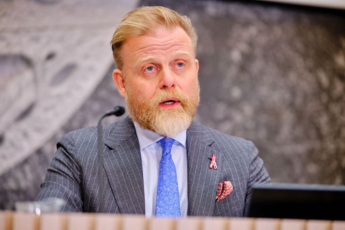 Ásgeir Jónsson seðlabankastjóri segir mjög erfitt að takmarka verð- og gjaldskrárhækkanir við 2,5 prósent þegar laun hækka um 3,5 prósent. Hann fagnar þó fyrirheitum um að halda aftur af hækkunum.
