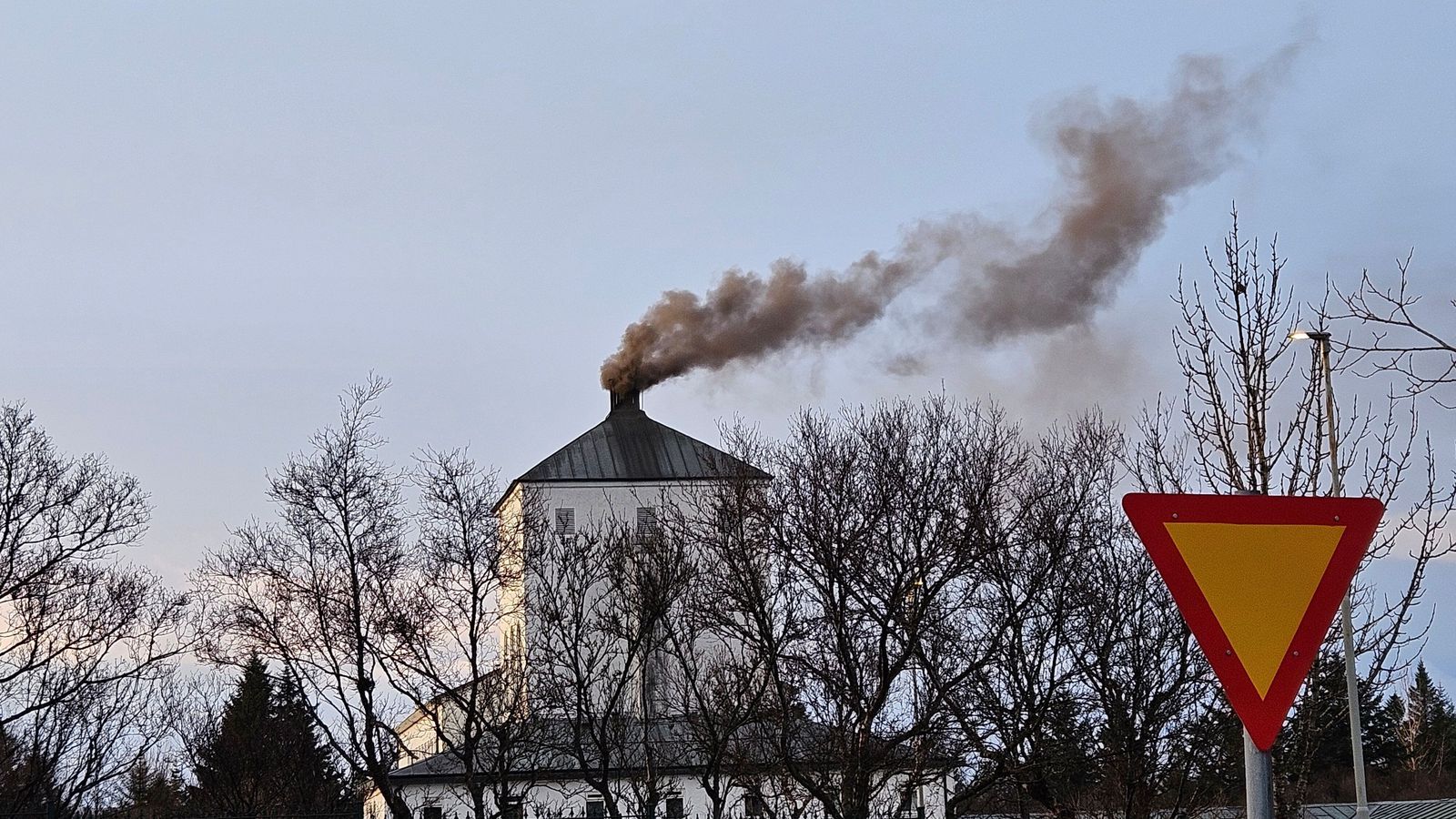 Hafna kröfum bál­stofunnar um endur­skoðun starfs­leyfis