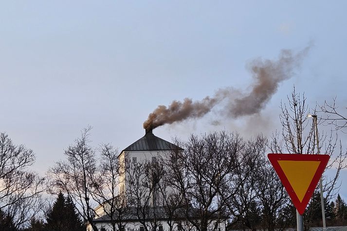 Mynd úr safni þar sem má sjá reykinn úr bálstofunni í Öskjuhlíð.