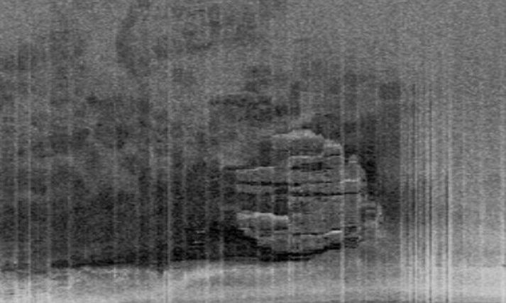 Eins og sjá má er hluturinn afar einkennilegur í lögun. Minnir um margt á Millenium Falcon geimskipið úr Star Wars.
