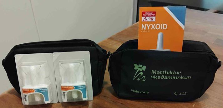 Naloxone er bráðalyf gegn ofskömmtun á ópíóíðum. Tveimur til þremur kössum af nefúðanum verður komið fyrir á hverjum gangi í fangelsunum.