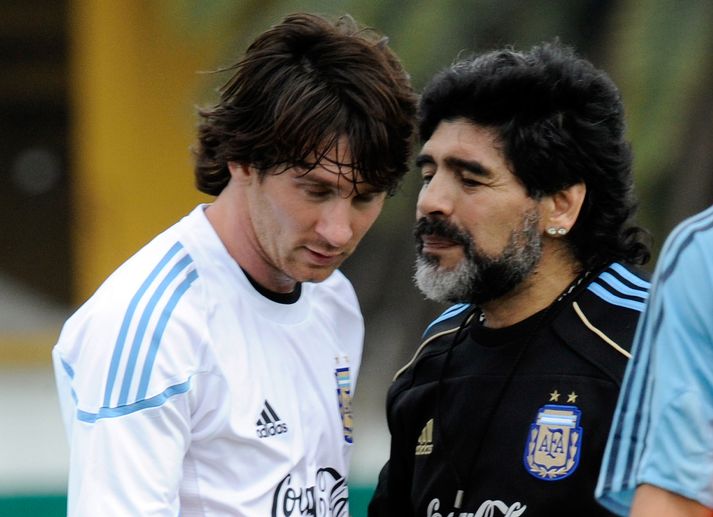 Maradona skartar myndarlegu skeggi þessa dagana. Hér ræði hann við Messi á æfingu um helgina.