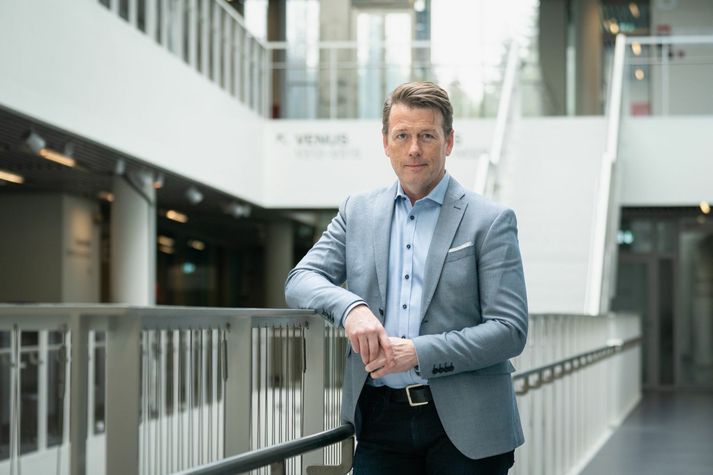 Ketill Berg Magnússon, mannauðstjóri hjá Marel í Norður Evrópu er einn af gestgjöfum Sjálfbærniskólans sem hefst í Opna Háskólanum í Háskóla Reykjavík í haust. Hann segir mikilvægt að fólk átti sig á því að breyttar leikreglur sem eru að fara að taka gildi, muni hafa áhrif á stór sem smá fyrirtæki því öll fyrirtæki.