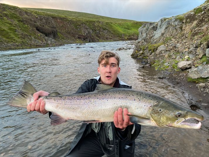 Þó laxveiðin í ár sé dræm það sem af er sumri sé litið til meðaltals þá eru laxveiðimenn margir hverjir vissulega að draga væna laxa á land. Fréttastofan fylgist vel með gangi mála. Hér er Snorri Másson fréttamaður með myndarlegan hæng, 94 sentímetrar að lengd, en hann veiddist í Kjarará á dögunum og tók rauðan frances coon.