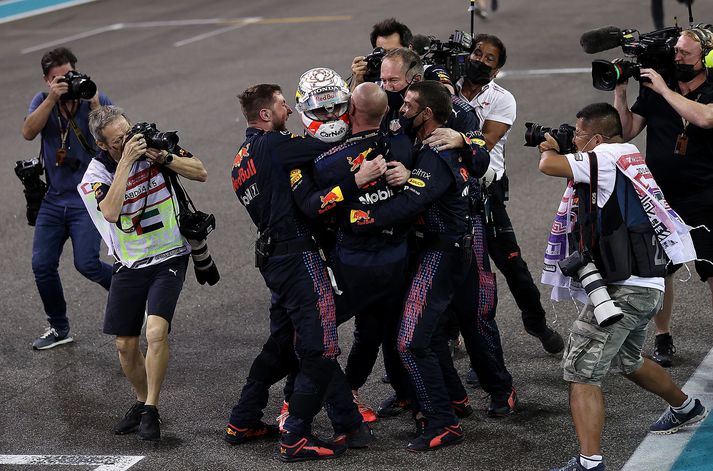 Max Verstappen og liðsfélagar hans í Red Bull Honda fögnuðu heimsmeistaratitlinum vel og innilega.