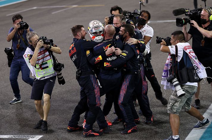 Max Verstappen og liðsfélagar hans í Red Bull Honda fögnuðu heimsmeistaratitlinum vel og innilega.