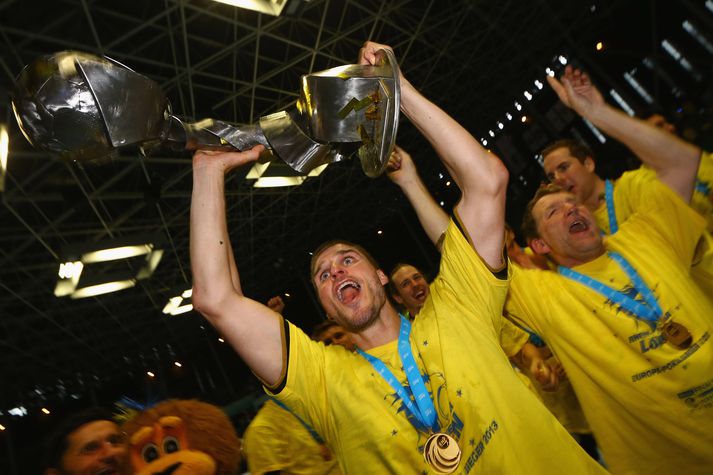 Myrhol lyftir EHF-bikarnum í vor.