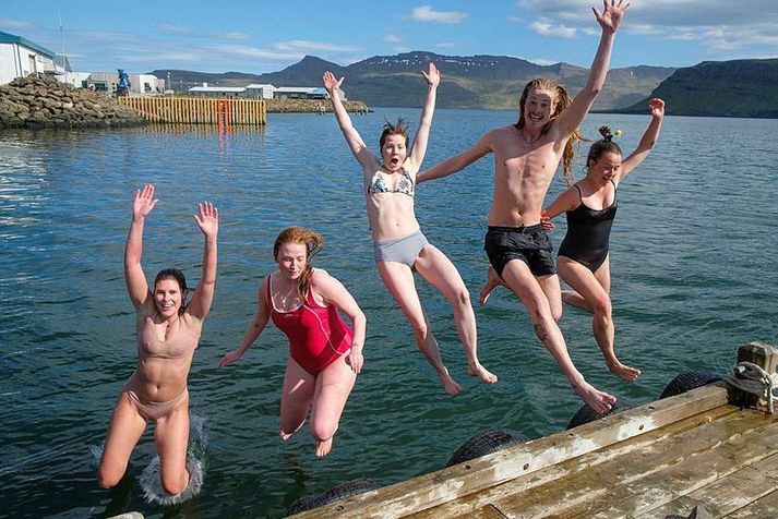 Víða viðrar vel á Austurlandi til þess að skella sér í sjósund, eins og þetta ágæta fólk gerði árið 2019.