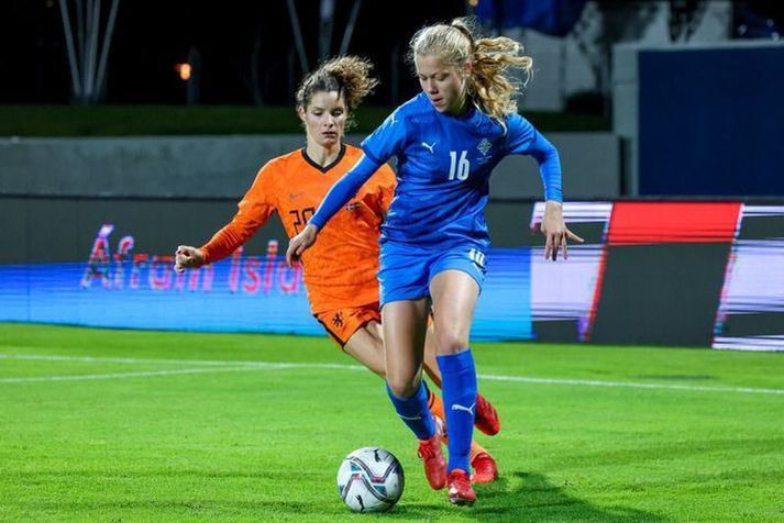 Amanda Andradóttir á ferðinni gegn Evrópumeisturum Hollands á Laugardalsvelli í sínum fyrsta A-landsleik.