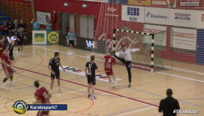 Brynjólfur skaut hægra megin við Aleksejev í markið en markvörðurinn lyfti hægri fæti í átt að andliti Brynjólfs.