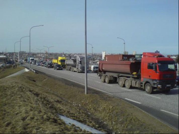 Vörubílstjórarnir hægðu á umferð í Ártúnsbrekkunni en hún er jafnan þung á föstudögum.