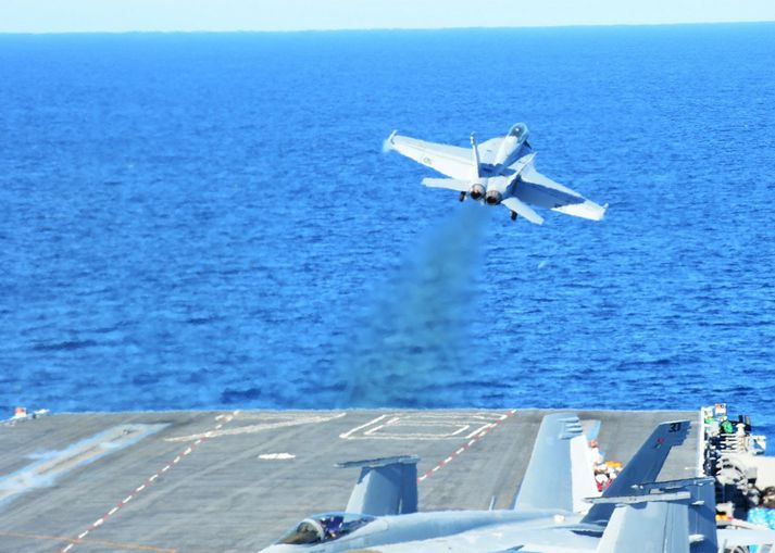 F/A-18 Super Hornet herþotu flogið af bandarísku flugmóðurskipi. Myndin tengist fréttinni ekki með beinum hætti.