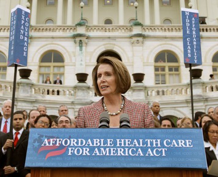Nancy Pelosi fyrir utan þinghúsið í Washington þegar hún kynnti frumvarpið í lok október.