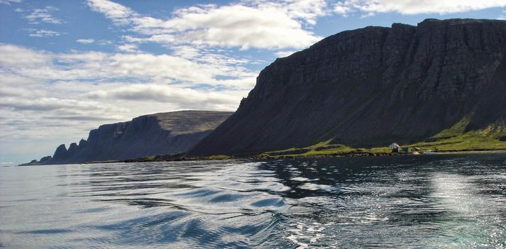 Jörðin Drangar er yfir 100 km2 að flatarmáli og nær frá hábungu Drangajökuls að sjó á milli Bjarnarfjarðar og Drangavíkur.