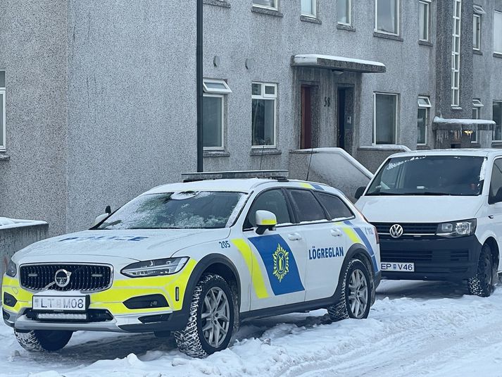 Einn lögreglubíll var enn á svæðinu við Miklubraut upp úr klukkan 10 í morgun.