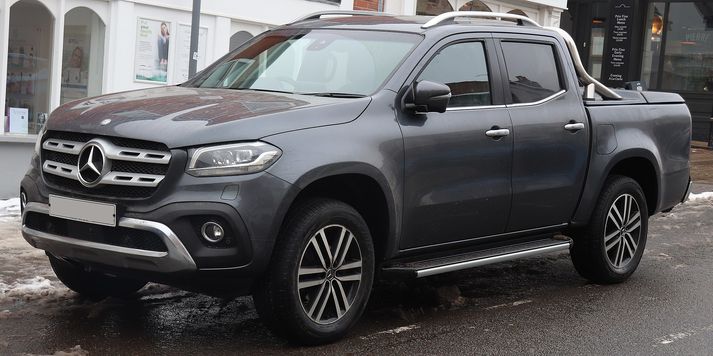 Mercedes Benz X-Class er lýst sem tegund lúxuspallbíla.