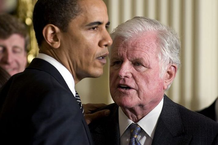 Á spjalli við forsetann Barack Obama og Edward Kennedy.Nordicphotos/AFP