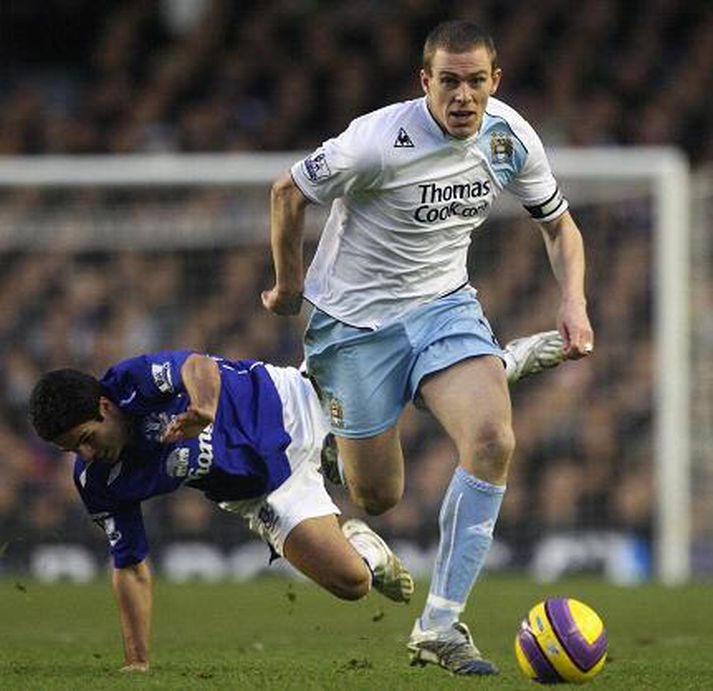 Richard Dunne skeiðar með knöttinn þegar þessi lið mættust fyrr á leiktíðinni.