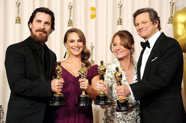 Colin Firth, lengst til hægri, ásamt Christian Bale, Natalie Portman og Melissu Leo.