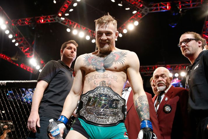 Conor McGregor ætlar að halda tveimur beltum í einu.