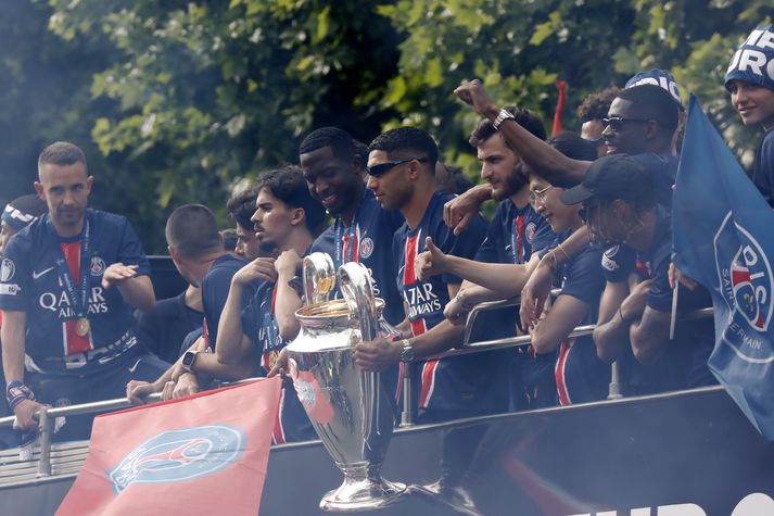 Leikmenn PSG rúntuðu með Meistaradeildartitilinn niður Champs-Élysées breiðgötuna. 