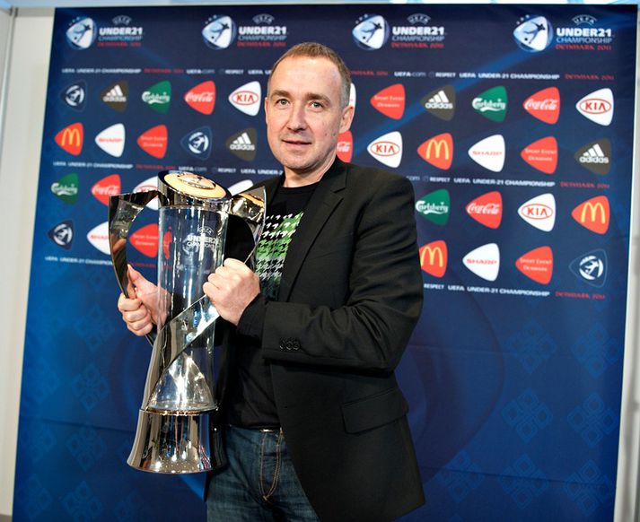 Keld Bordinggaard þjálfari Dana með bikarinn góða