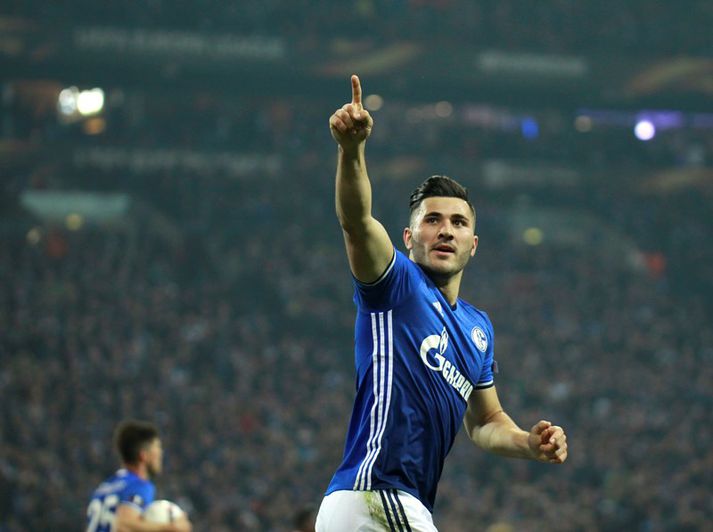 Kolasinac fagnar marki í leik með Schalke.