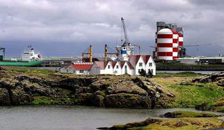 Hingað til hefur orkuverðið sem álverið greiðir sveiflast eftir álverði á heimsmarkaði. Framvegis mun það þróast í takt við verðbólgu í Bandaríkjunum annars vegar og orkuverð sem álver greiða hins vegar.